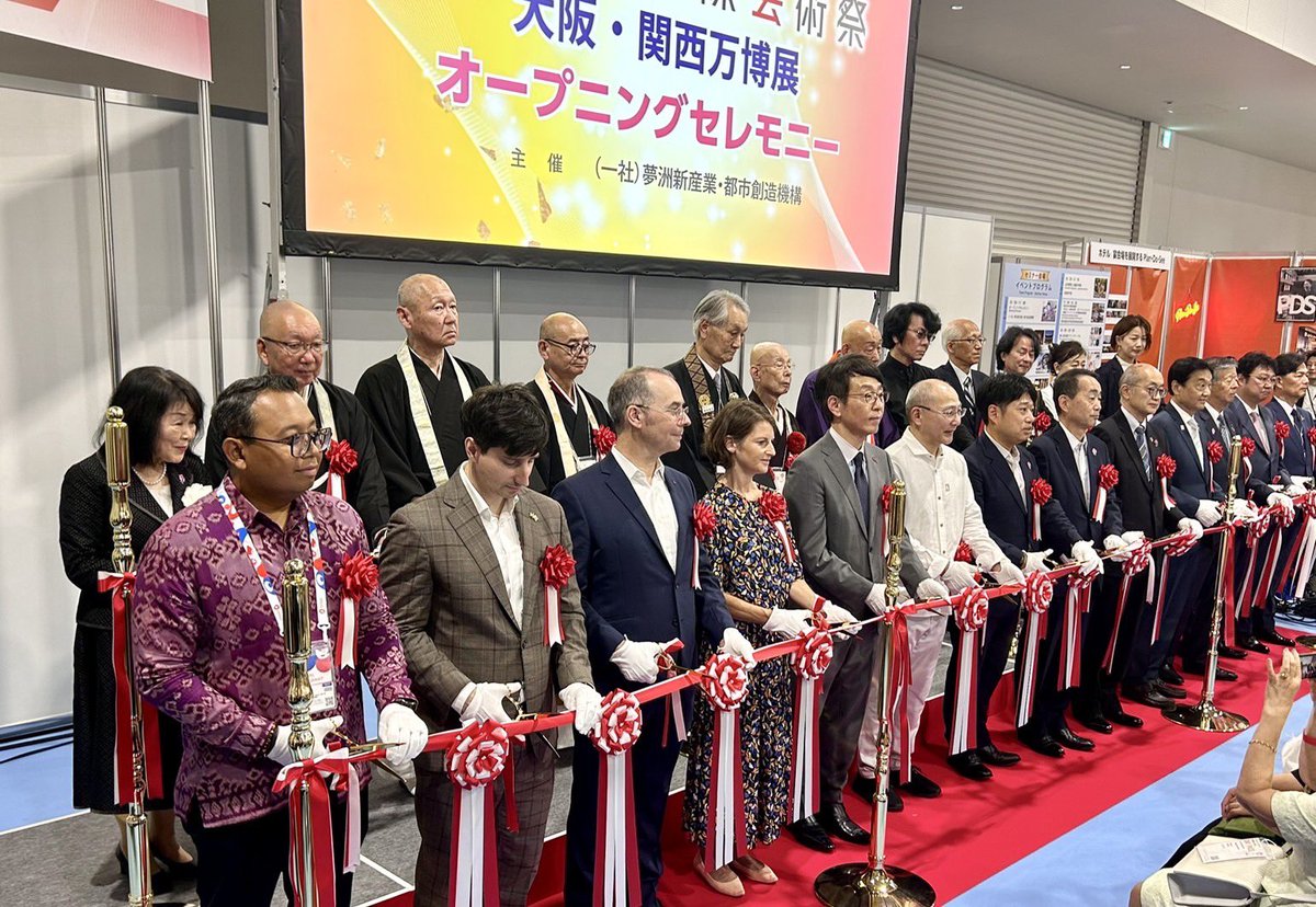 enryakuji_hiei's tweet image. 7月2日万博会場にて、日本国際芸術祭大阪・関西万博オープニングセレモニーが行われました。特設ブースでは、不滅の法灯のレプリカの展示や写経体験を7月6日まで行っています。
また、特別ステージでは延暦寺一山住職による御詠歌が披露されました。#比叡山 #延暦寺 #日本国際芸術祭 #万博 #御詠歌