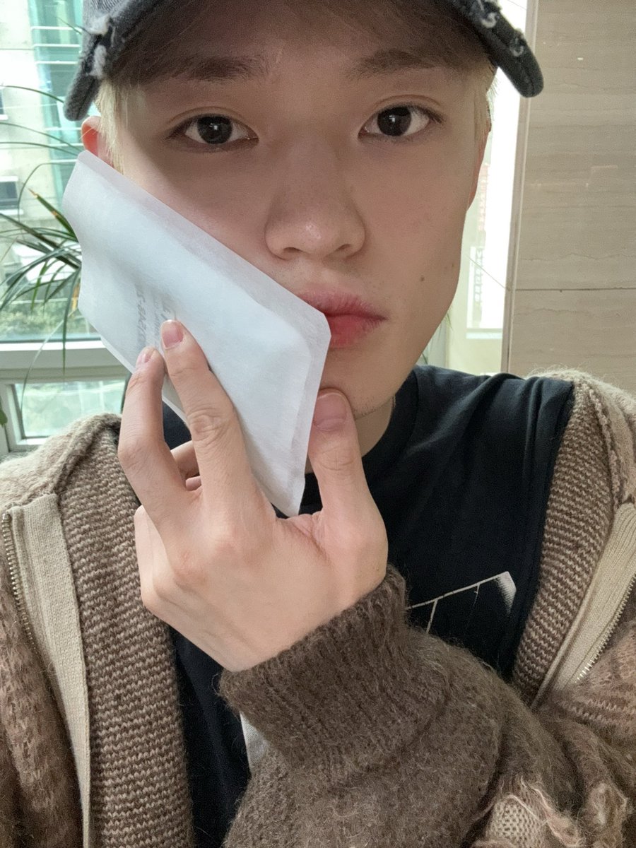 เห็นรูปนี้แล้วขำ หน้าดูนอยๆ ไม่ได้เจ็บฟันคุดนะ งอนฟันคุด อยากหน้าบวมจะได้ถ่ายรูปอวด แต่มันไม่บวม 55555555555555555555555555555555555555555555555555 เฮ้อ