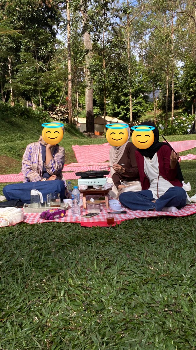 Akhirnya bisa meet up pertama kali sama ica <a href="/cerealsoso/">Ca</a> 🥹, dan jadi ketemuan tiap tahun sama dev <a href="/delatt6e/">dev</a> 🥰🥰. Makasih ya udah ngehampirin aku ke Bandung. Lov yu banyak2 guys ❤️❤️❤️. Next kemana lagi kita? 🤭