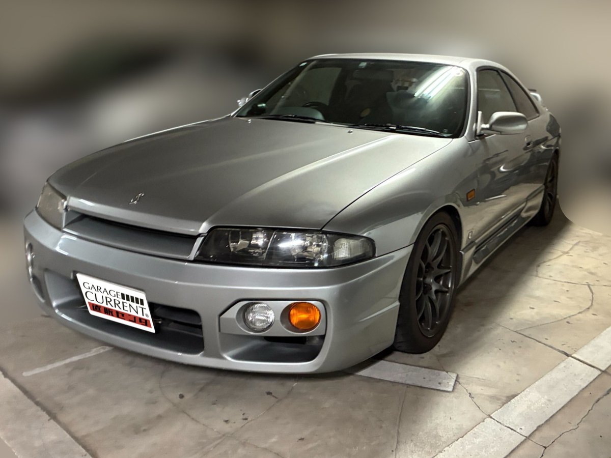 GC__direct's tweet photo. 🚗入庫速報🚗
33スカイラインで本気で走りたい、そんな思いを持つ方に、ぜひ手にしてほしい1台をお譲りいただきました。

ECR33改スカイライン、RB25DET搭載、直6ターボの快音マシンです。
“改”が入っているのは、アームやハイキャスキャンセルの構造変更をしっかり公認取得済みだから。つまり「中身だけいじって車検が地獄」みたいな心配は不要。このまま安心して走れます。

 主なカスタム内容（抜粋）
TEIN車高調
イケヤフォーミュラ フロントアッパーアーム
CUSCOテンションロッド
プロμブレーキローター
機械式LSD／ハイキャスキャンセル
SARDキャタライザー／HPIフロントパイプ／GPスポーツ EXAS EVO tune
アルミラジエーター／オイルクーラー
RECARO SR-3バケット（2脚）
Defi水温計

先輩に“これやっとけ”って言われるポイント、だいたいやってあります。
街乗りだけじゃもったいない。このままサーキットに行ける実力派です。

グリップなら即OK。ドリフトなら、あとはブーストアップと切れ角アームを入れるだけ。練習にもってこいの仕様です。

メーター交換歴あり（記録簿から判断して実走行と大きな乖離はなさそう）。
💸 この仕様・この手間・この公認取得済で、この価格は正直お買い得。
🚗「走れる33を探してた」「一生に一度はスカイラインを所有したい」
そんなあなたにハマる1台です。

気になる方は、ぜひお早めにDMください📩

詳細はこちら↓
https://t.co/zFaZlTDzvF

#車売ります