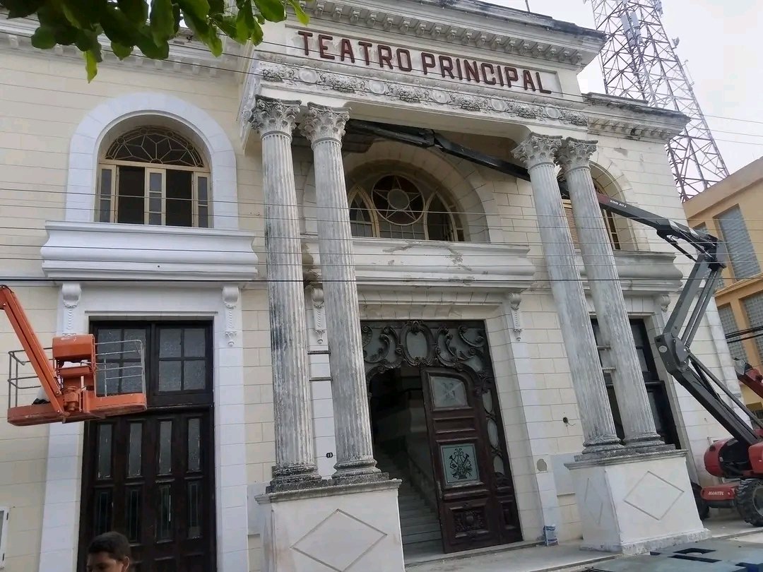 AlfreMene37409's tweet photo. Chequeamos las acciones que se ejecutan en nuestro emblemático Teatro Principal de #CiegodeÁvila en saludo al 26 de Julio. #CiegoEn26 #SinPerderUnDía @DrRobertoMOjeda @JHGcasanova @PartidoPCC https://t.co/nSunjYT1i0