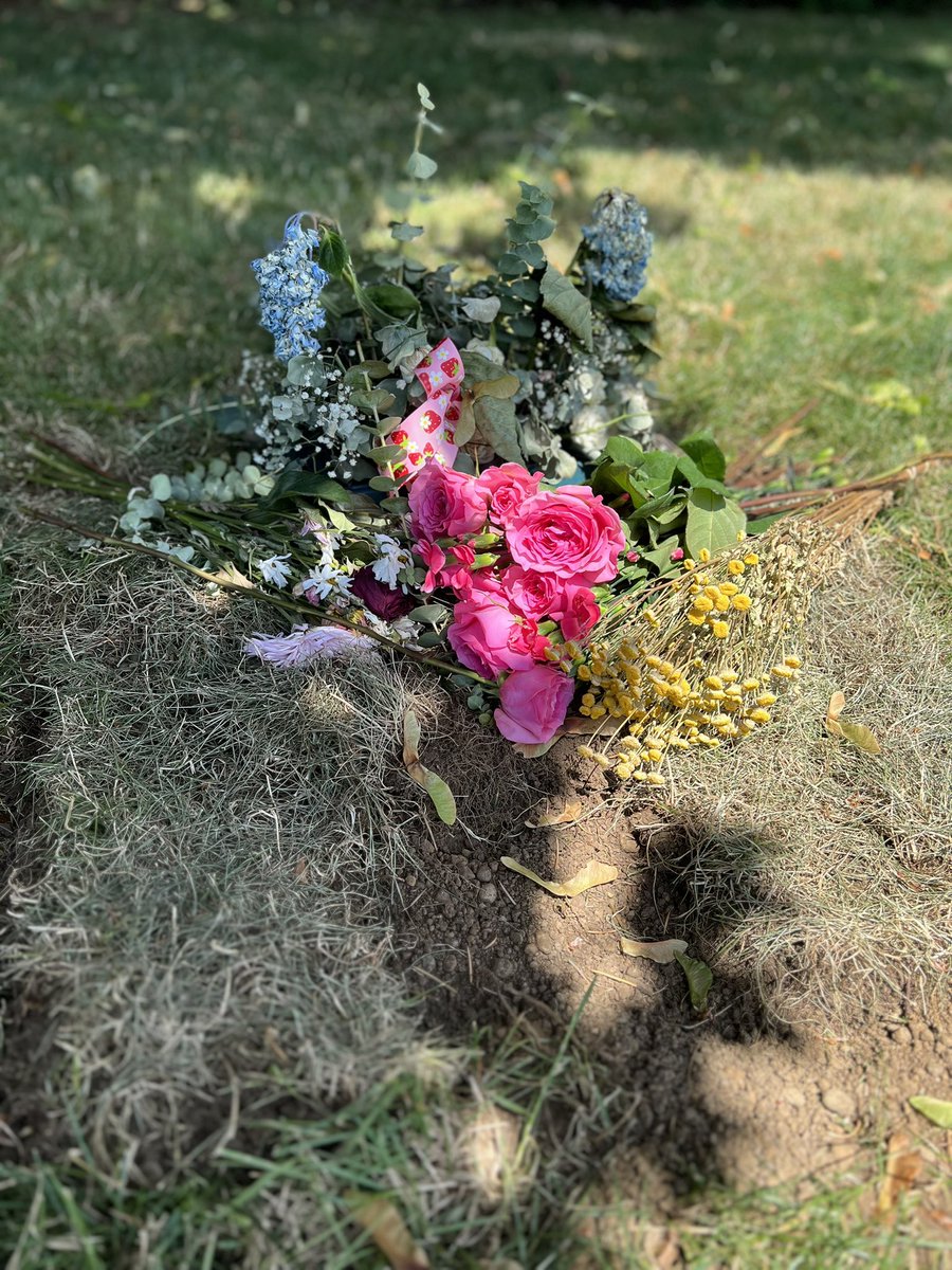 MetalGoddessJen's tweet image. Today is my granddaughter’s 1 month heavenly birthday. I took her the prettiest pink roses and carnations. She deserved the prettiest, and I will always make sure she has beautiful fresh flowers. I love and miss her so much. 💔❤️