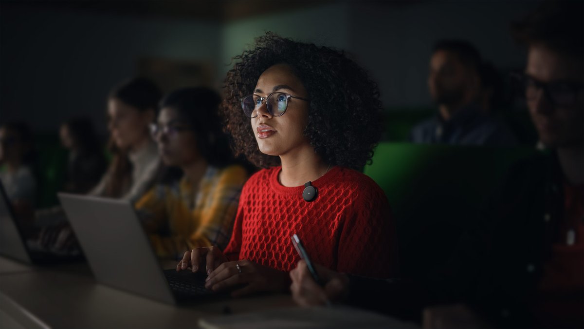 futurenote2040's tweet image. Ammunition 與 Limitless 合作，Limitless Pendant 是一款優雅、輕巧的 AI 可穿戴裝置，可無縫擷取和整理生活中最重要的對話，將語言經驗轉化為可行的知識。透過即時書籤和 AI 驅動的合成功能，它可以毫不費力地提煉出關鍵見解，使資訊檢索變得無縫接軌。

#AIHardware