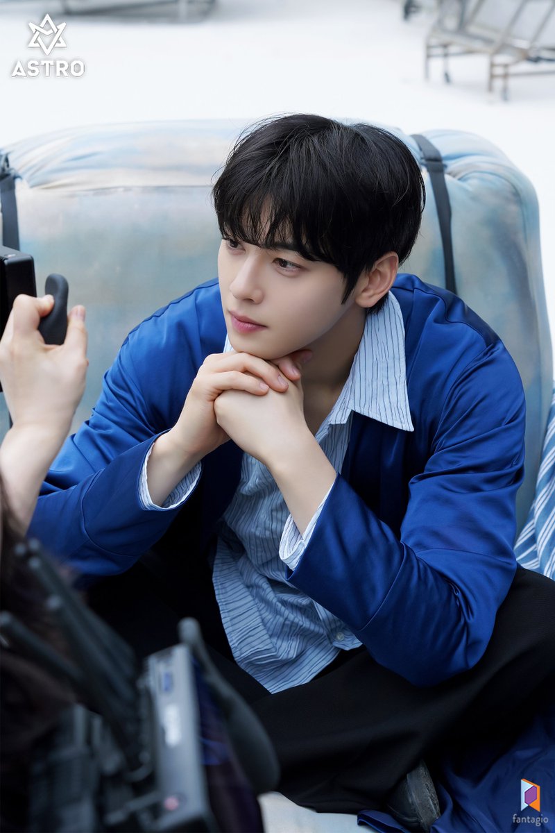CHAEUNWOO_offcl's tweet photo. [#차은우][비하인드컷] 신한은행 촬영 현장

#아스트로 #ASTRO #CHAEUNWOO
#신한은행 #Shinhanbank https://t.co/QpYdqwbdFq