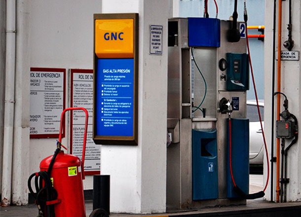 MartinDandach's tweet photo. Casi todo el país está sin GNC. Hay ciudades que por primera vez en la historia se quedaron sin suministro de gas. Se están empezando a suspender actividades educativas, comerciales e industriales. Lo que está pasando es un proceso de deterioro absoluto. Argentina está empezando a tener fenómenos propios de los países africanos.