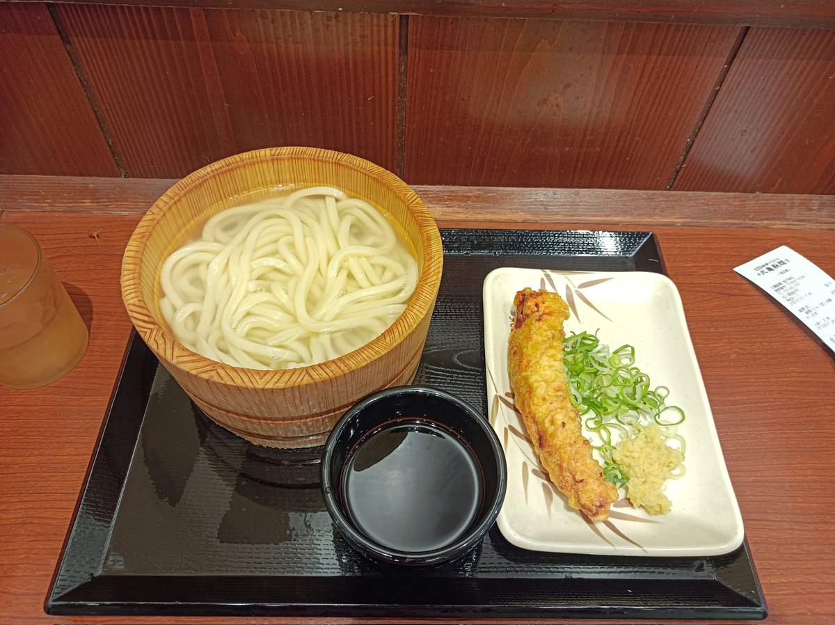 akihiroactor's tweet photo. １日は釜揚げうどん半額の日
この日は並１８０円を３回

何故わけるかと言うとスタンプでたまるかしわ天無料クーポンが１日何回も使えるから
うどん札も１０��たまればかけうどんとかぶっかけなどの並無料

３回食べたのでかしわ天が３個６３０円が無料

#丸亀製麺 #うどん #かしわ天 #半額 https://t.co/7Vl9hMzjTU