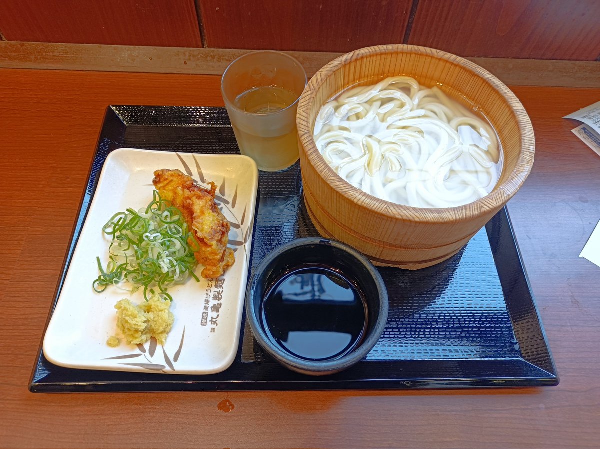 akihiroactor's tweet photo. １日は釜揚げうどん半額の日
この日は並１８０円を３回

何故わけるかと言うとスタンプでたまるかしわ天無料クーポンが１日何回も使えるから
うどん札も１０��たまればかけうどんとかぶっかけなどの並無料

３回食べたのでかしわ天が３個６３０円が無料

#丸亀製麺 #うどん #かしわ天 #半額 https://t.co/7Vl9hMzjTU