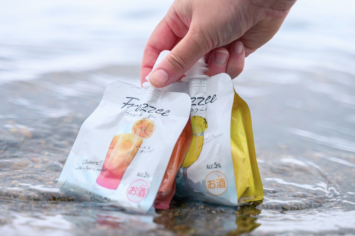 ozeki_jp's tweet image. 🌊今日は #波の日！🌊

マリンスポーツを楽しむ方も、海風を感じながらのんびり過ごす方も、夏の海は最高ですよね！🏖️
そんな夏の思い出に、Frozzeeはいかがですか？
爽やかな飲み心地と、フルーティーな味わいが、夏にぴったり☀️持ち運びやすく、ビーチサイドでも気軽に楽しめます🍹