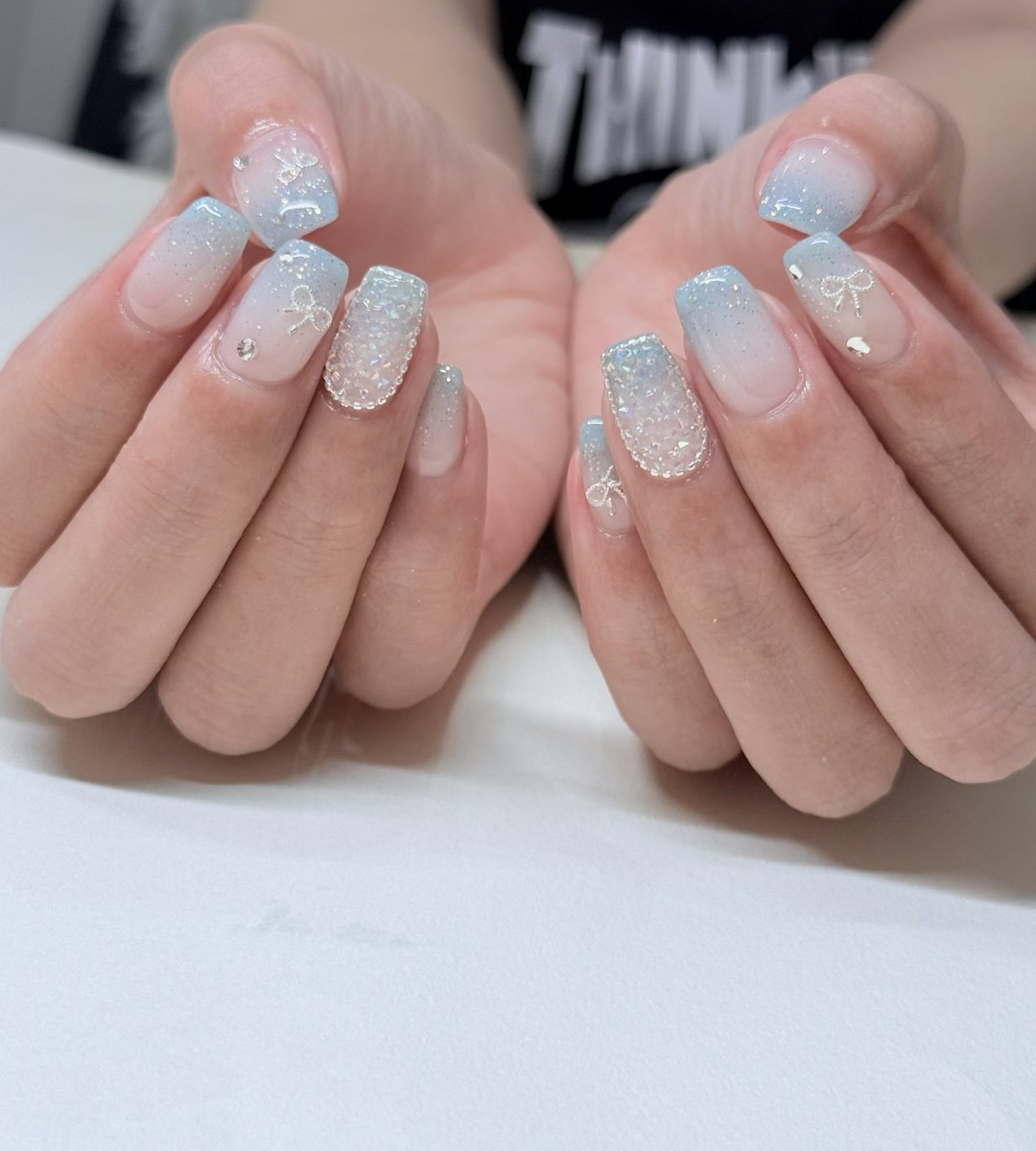 sea__iii's tweet photo. 7月ネイル🎀💅🏻🪽🫧

夏っぽく水色とラメでキラキラ✨

手元も足元も可愛くてテンションあがる🎀🩵ྀི https://t.co/YSGUQitCB4
