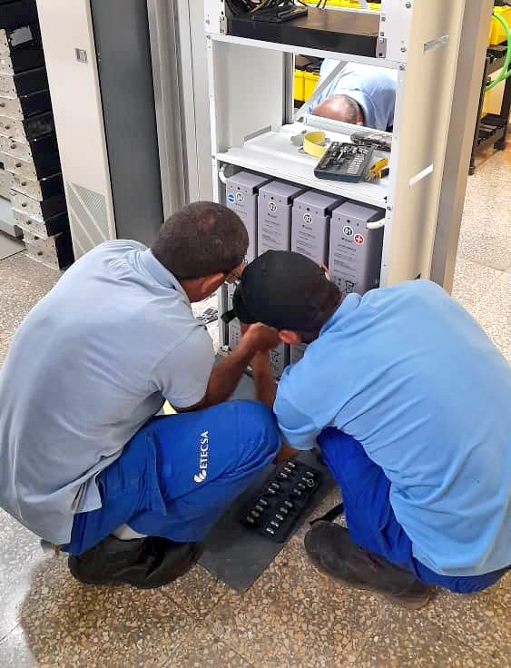 ¡Imparables! 🔋 Nuestro equipo de <a href="/ETECSA_Cuba/">ETECSA</a> trabaja sin descanso en la sustitución de baterías para mejorar la calidad de los servicios. Su esfuerzo y dedicación garantizan una #Cuba más conectada. ¡Gracias por su compromiso! #GenteQueSuman #EtecsaConCuba #Cuba 🇨🇺