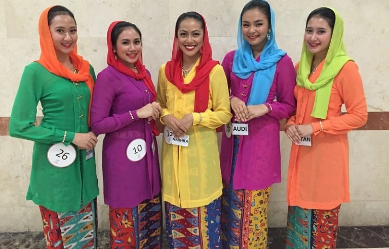 TheNugrawesome's tweet photo. If you are in Jakarta, this is what you wear: Kebaya encim, kopeah + sarung or baju Demang. 
Nobody forgets their culture, many companies have policies and dress code to wear their traditional fits on certain days.

That girl don't wear no jakartan's traditional clothes 😭 https://t.co/5no9Daz81R