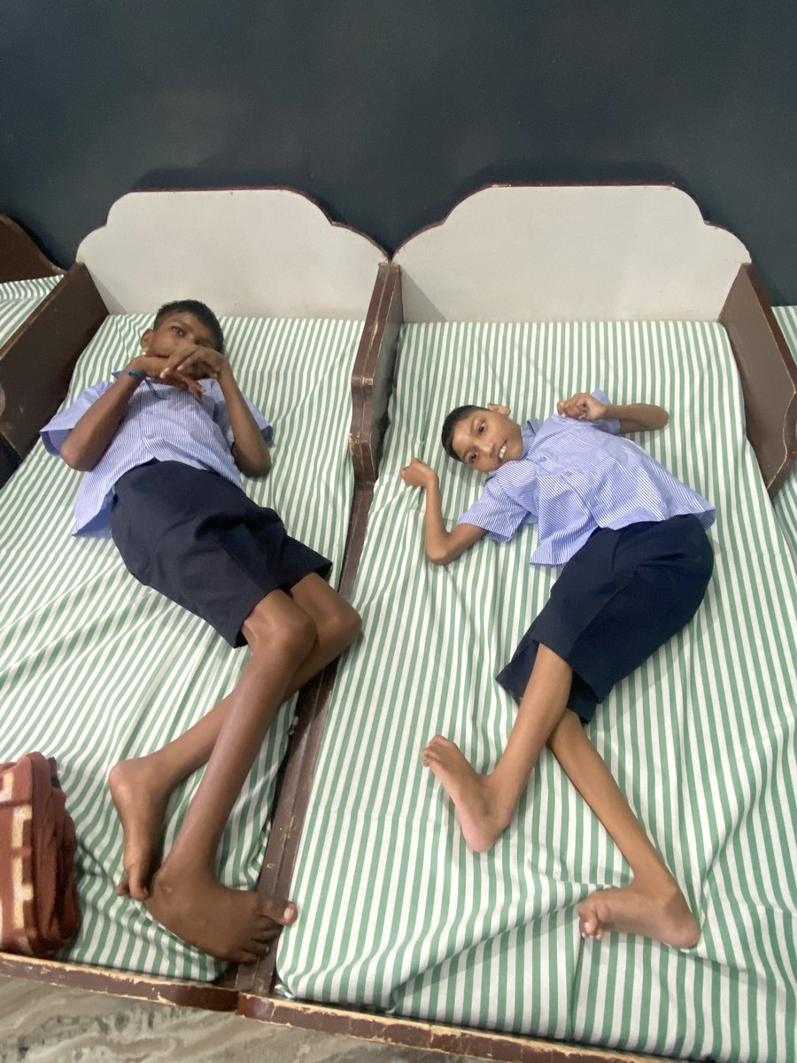 कुतरत ने दो रास्ते दिए बनाये हे ।
या तो बाट कर जाओ या तो छोड़ कर जाओ
साथ ले जाने की कोई  व्यवस्था नहीं हे .