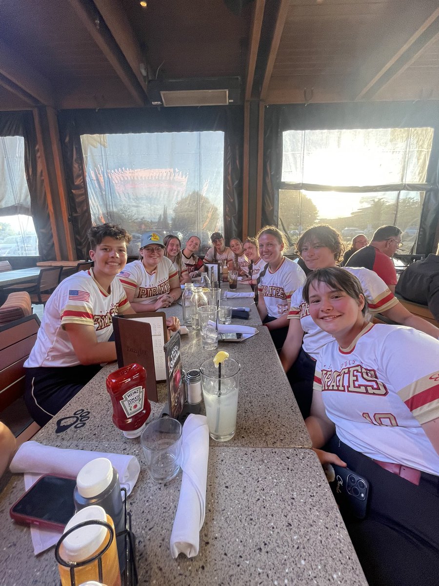 Team dinner after finishing pool play today! Off day tomorrow and then 18U is back at it for bracket Friday morning 😎