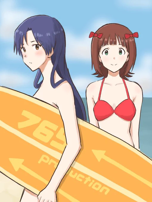 水着撮影の際サーフボードを使って露出を避けようとするが、逆に何も着けていないように見えてしまいセクシー度が増してしまう千早 #MYニチハヤ #天海春香、#如月千早、#波の日