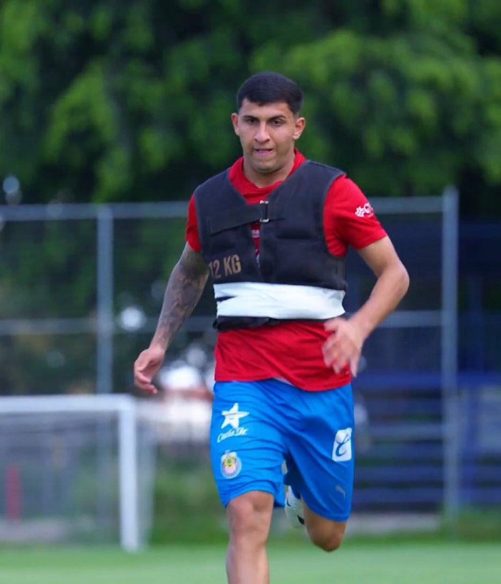 ElRojiblanco12V's tweet photo. Apenas llegó en la mañana y se puso en chinga a entrenar bien armado, pura gente del señor González. https://t.co/Bltu8UIJPm