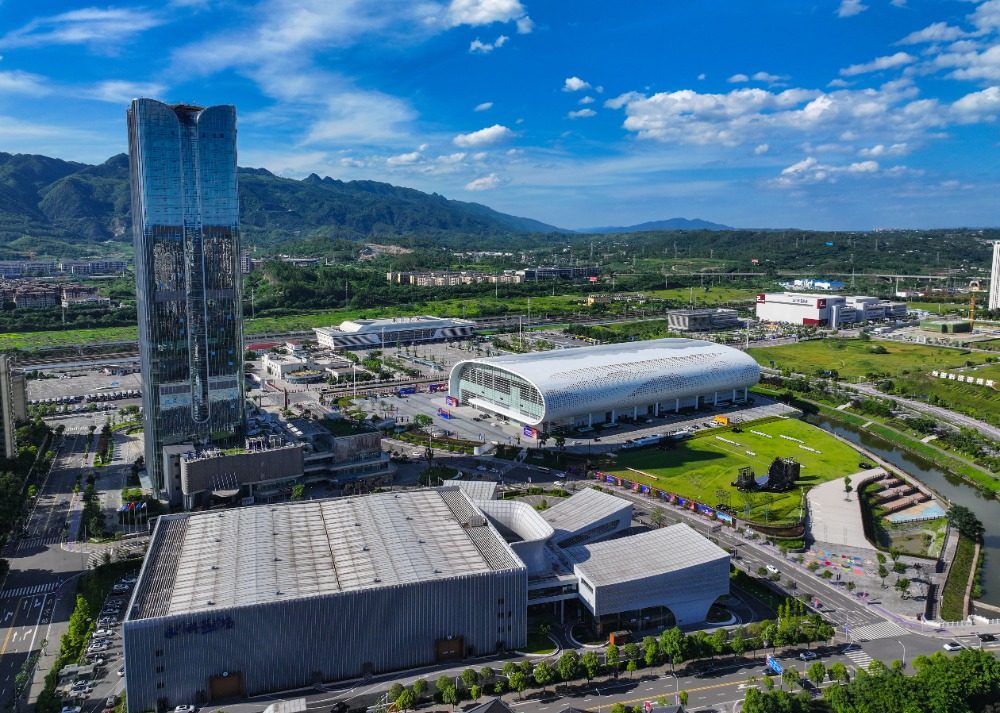 CQ_Liangjiang's tweet photo. 🎬✨ The 2025 #SCOFilmFestival kicks off on July 3 in #Chongqing Yongchuan. With over 1,500 guests from #SCO member and stars like #ZhangZiyi, #KarryWang the festival states for a five-day celebration of #film. #章子怡 #王俊凯 🌏
📷Long Fan, Li Yuheng/Visual Chongqing https://t.co/GdHxtG5FR0