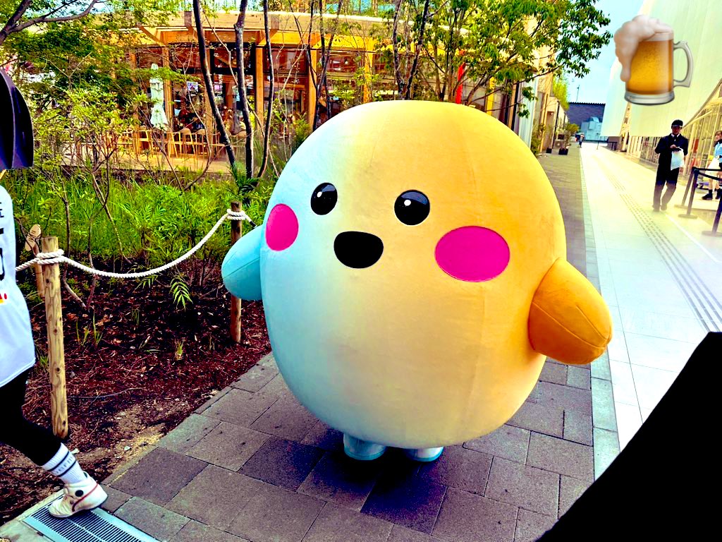 circularchan's tweet image. みんなの癒し系
大人気のマスコット
🇩🇪「サーキュラー」ちゃん🥰
ムギュッとギュギュッと寄ってくれます😍
サーキュラーちゃんに会いにドイツパビリオンへ行こう🇩🇪
レストランも「Oishii」よ😋🍺🌭
#万博 #ドイツ館 #サーキュラー #EXPO2025 #わ #癒し系 #ゆるキャラ #マスコット #ビール…
