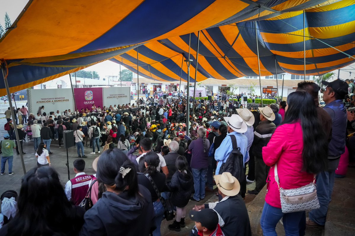 Benjamín Viveros (@benjaviverosoax) on Twitter photo En Huautla de Jiménez, celebramos una inversión histórica de 40 millones de pesos para rehabilitar la carretera que conecta con Teotitlán de Flores Magón.
La obra anunciada por el Gobernador <a href="/salomonj/">Salomón Jara Cruz</a> mejorará la movilidad y beneficiara a nuestras comunidades. En Huautla de Jiménez, celebramos una inversión histórica de 40 millones de pesos para rehabilitar la carretera que conecta con Teotitlán de Flores Magón.
La obra anunciada por el Gobernador <a href="/salomonj/">Salomón Jara Cruz</a> mejorará la movilidad y beneficiara a nuestras comunidades.