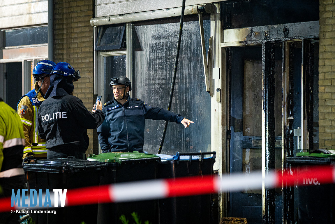 Op de Vincent van Goghlaan in Papendrecht heeft een explosie plaatsgevonden bij een woning. Als gevolg daarvan ontstond een grote uitslaande brand, die de woning volledig verwoest heeft. Niemand raakte gewond.
mediatv.nl/nieuws/nieuws/…