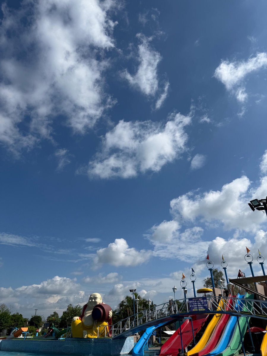 ManaliPanghal's tweet photo. when clouds paint the blue sky 🎀💙🤍
#GoodMorning https://t.co/iayaUARZlC