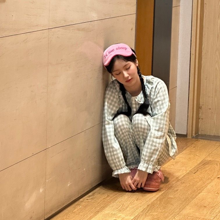 hopieamor's tweet photo. ⠀
hope update ⋆. 𐙚 ˚
moon’s out and hope is also out… time to curl up and recharge. see you in the morning, angels 🍓🌙
#HopeOffline #NoEnergyLeft https://t.co/hSOSCkHlCI
