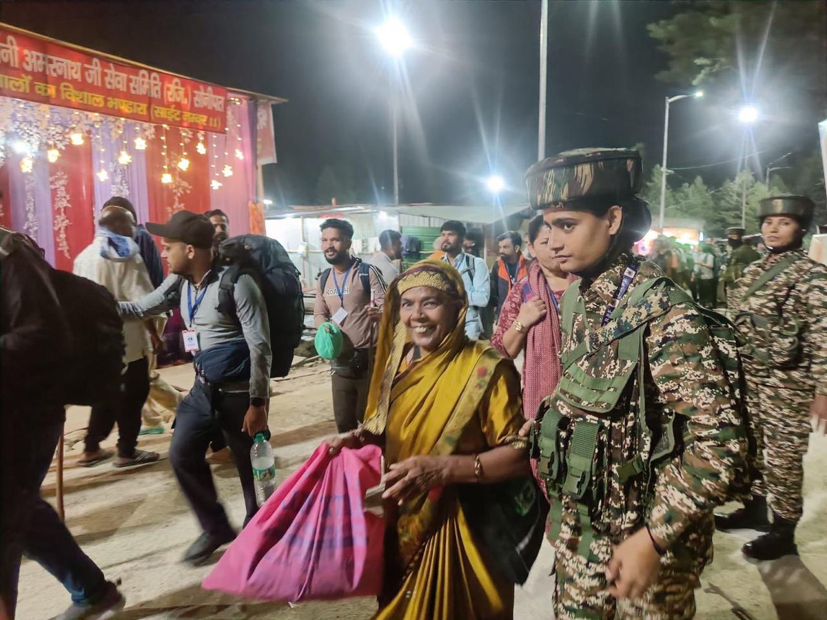 "सर्व मंगल मांगल्ये शिवे सर्वार्थ साधिके। शरण्ये त्र्यम्बके गौरी नारायणी नमोस्तुते॥"
<a href="/crpfindia/">🇮🇳CRPF🇮🇳</a> श्री अमरनाथजी यात्रा २०२५ के अवसर पर सुरक्षा एवं सहायता हेतु तत्पर है।