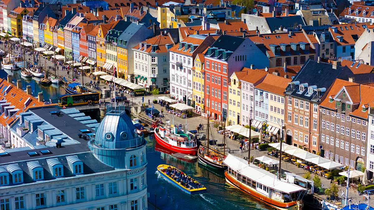 Colorful canals, royal castles, &amp; cinnamon buns? 😍Fall in love with #Copenhagen, the charming Danish capital that bikes its way into your heart. Start your journey here ➡️ pipeaway.com/scandinavian-c…