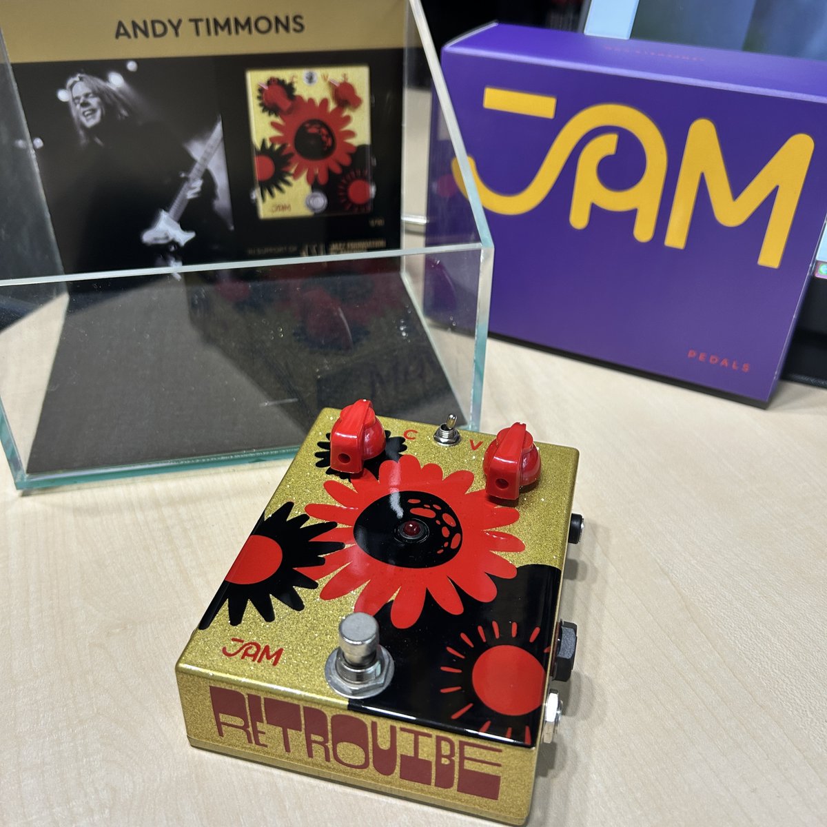 andytimmons_ota's tweet image. 世界で限定10個のJAM PDALのレアペダル。
5年前にJAMペダルのチャリティ企画でゲットしたゴールドに塗装されたサイン入りのアンディ仕様?のRetro Vibe。事前の入札形式で金額もわからず、BETした金額は確か20万円。運よくシリアルナンバー1。その時は高額でかなり迷いましたが良い思い出です。