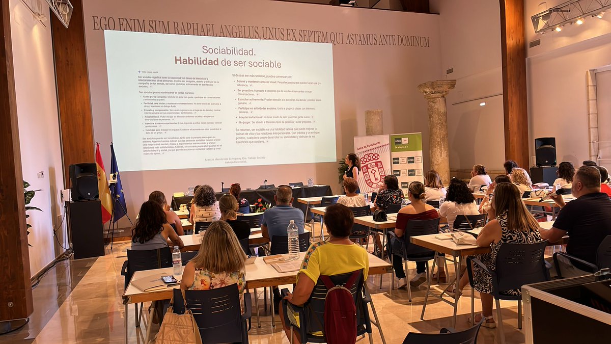 🌞Cursos de Verano UNED🌞
1ª sesión de la mañana con Luisa Aranzazu Hernández y su ponencia sobre 'La sociabilidad artificial: pensamiento en la esencia del trabajo social'
#SomosUNED #SaludMental