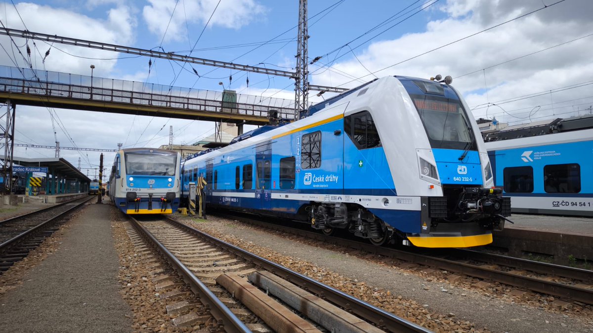 MKrapinec's tweet image. Hradecké RegioPantery slaví první narozeniny.
Už téměř rok vozí celkem sedm elektrických jednotek RegioPanter druhé generace cestující v Královéhradeckém kraji. Za tu dobu společně najezdily více než 405 tisíc kilometrů. To je vzdálenost delší než ze Země na Měsíc.
Tři…