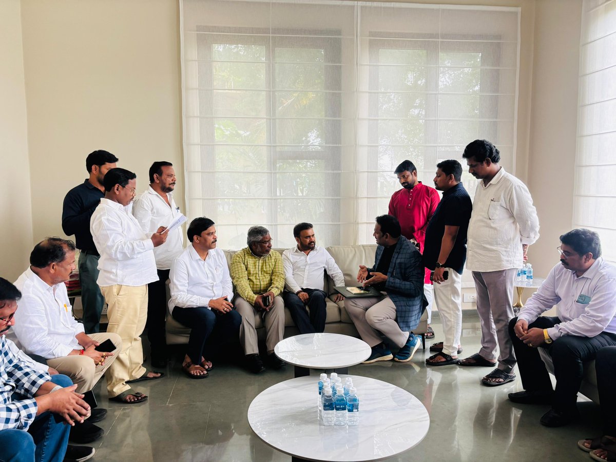 rajasekharam66's tweet photo. 03/07/2025
భారతీయ క్రైస్తవ దినోత్సవం సందర్భంగా CYF ఇంటర్నేషనల్ డైరెక్టర్ మూర్తి రాజు గారు మరియు పాస్టర్స్ గారు కాకినాడలో, రాజ్యసభ సభ్యులు శ్రీ సానా సతీష్ గారి కార్యాలయం వద్ద నాకు సన్మానం చేశారు.
#kakinada #indianchristianday https://t.co/C6bIXitYC7