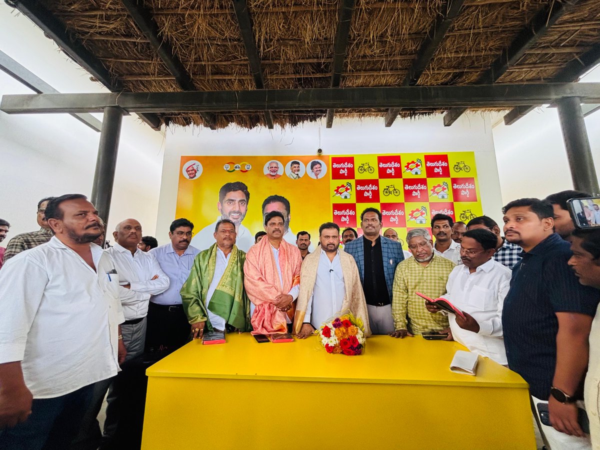 rajasekharam66's tweet photo. 03/07/2025
భారతీయ క్రైస్తవ దినోత్సవం సందర్భంగా CYF ఇంటర్నేషనల్ డైరెక్టర్ మూర్తి రాజు గారు మరియు పాస్టర్స్ గారు కాకినాడలో, రాజ్యసభ సభ్యులు శ్రీ సానా సతీష్ గారి కార్యాలయం వద్ద నాకు సన్మానం చేశారు.
#kakinada #indianchristianday https://t.co/C6bIXitYC7