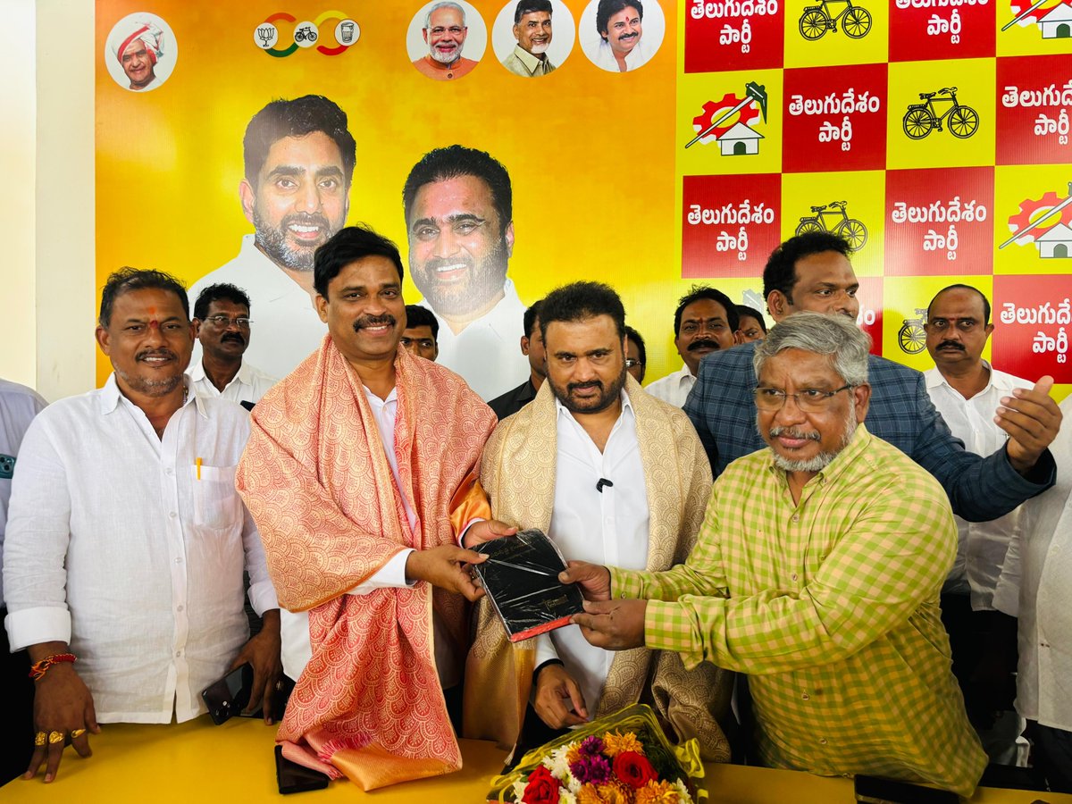 rajasekharam66's tweet photo. 03/07/2025
భారతీయ క్రైస్తవ దినోత్సవం సందర్భంగా CYF ఇంటర్నేషనల్ డైరెక్టర్ మూర్తి రాజు గారు మరియు పాస్టర్స్ గారు కాకినాడలో, రాజ్యసభ సభ్యులు శ్రీ సానా సతీష్ గారి కార్యాలయం వద్ద నాకు సన్మానం చేశారు.
#kakinada #indianchristianday https://t.co/C6bIXitYC7