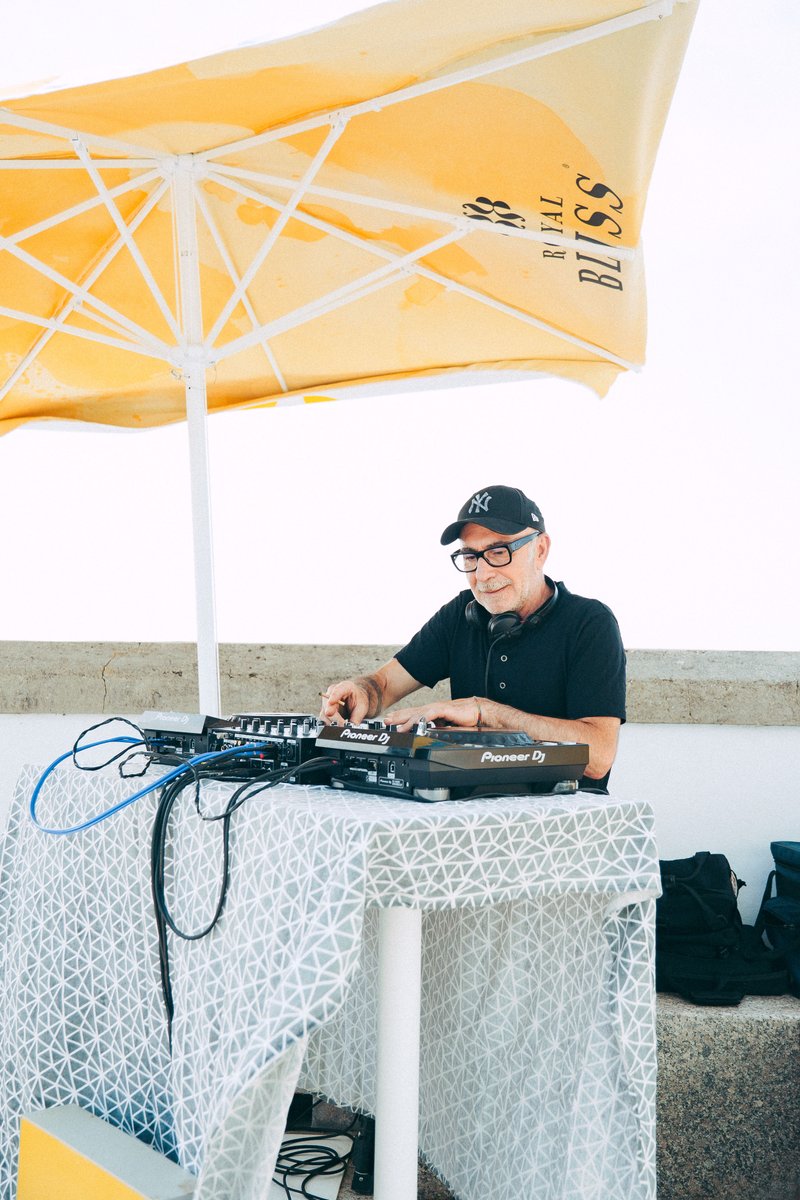fisterraexp's tweet photo. Non podería ser doutra maneira: #FisterraExperience2025 rematou alí onde o mar e o ceo se funden. 🩵

🎧🚦DJ Vilouta despediu esta edición cunha sesión moi especial no Semáforo Fisterra. https://t.co/oZuEYm42iR