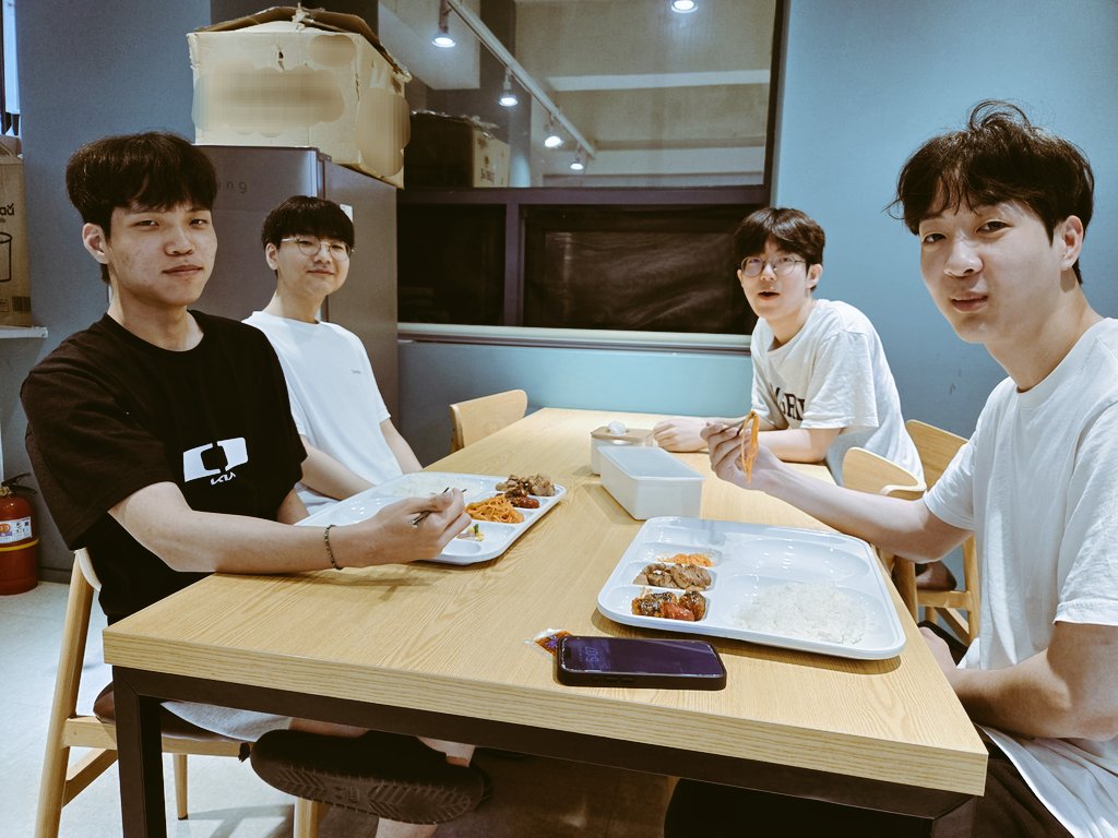 jyjoonlee's tweet image. 따로 식사하는 뽀시래기들 한자리에 모아 두고 사진찍었습니다.
표정들이,,,,,😆 그래보이지만 분위기 좋았습니다.
그리고 베릴형도 있었는데 면도를 안한 야생상태여서 사진을 같이 못찍었습니다.
#dpluskia #dklucid #dksharvel #dksiwoo #dkgarden