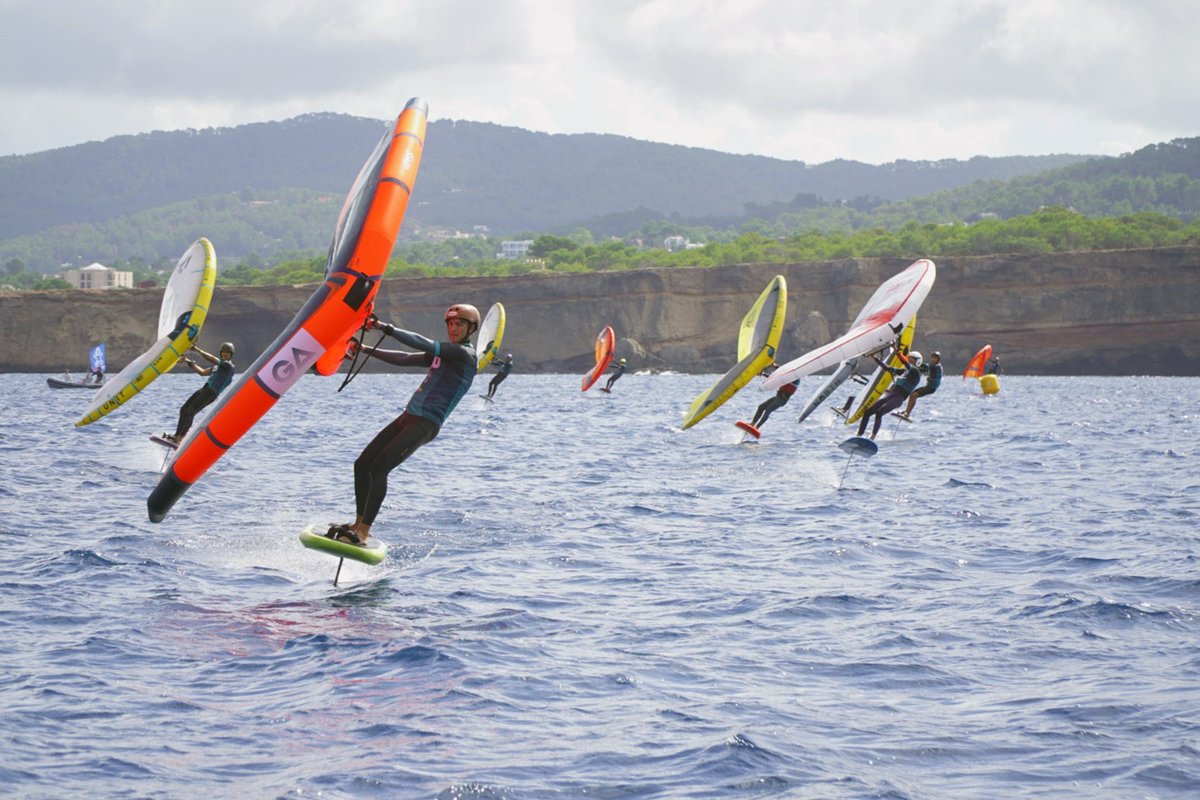 #wingfoil Regata a la carta: El CNSA lleva a los regatistas hasta el viento en el #Ibiza Wingfoil Open. <a href="/oficial_rfev/">RFEV | Real Federación Española de Vela</a> <a href="/fbvela/">Fede Balear Vela</a> <a href="/sant_antoni/">Ajuntament de Sant Antoni de Portmany</a> 
regatistas-virtuales.net/noticias/notic…