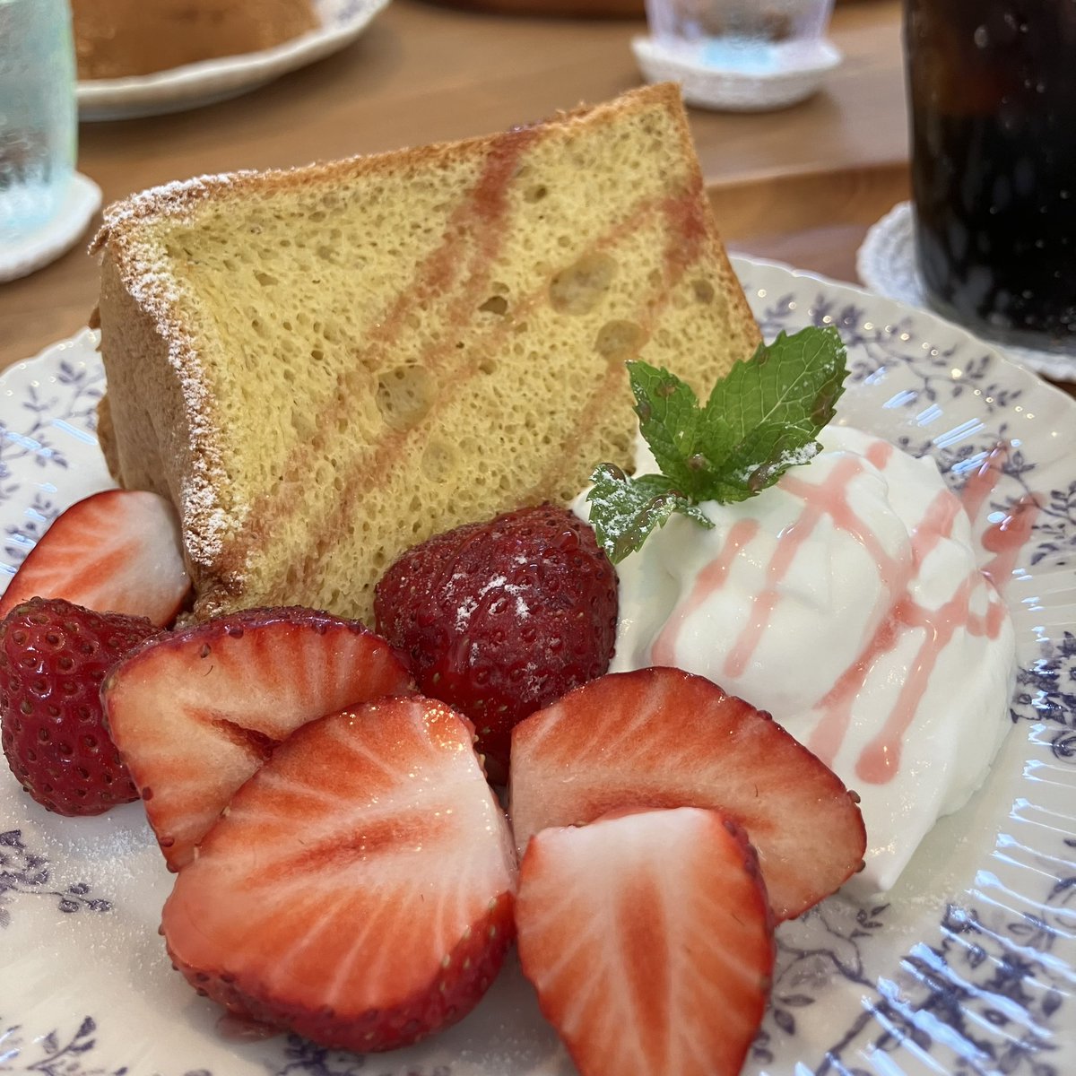 いつものご近所カフェで打ち合わせがてらシフォンケーキ😋

ここのカフェのしっとりふわっふわザシュッザシュッのシフォンケーキが大好き！

偶然居合わせたいちご農家さんに
6月まで収穫する努力を伺い
さらに美味しく感じる苺🍓

農業の先輩カッコいい🧑🏻‍🌾✨

#futurecoffee  #シェアカフェ