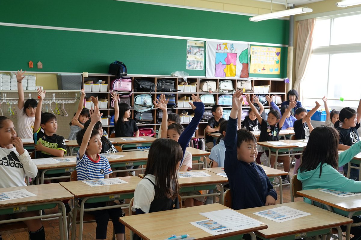 ７月２日、日高町の富川小学校において、３年生を対象に「 #馬文化出前教室 」を実施しました。
📷　元気な生徒達を前に、馬の種類、毛色や体の仕組み、牧場の仕事などについて、クイズを交えながら約１
時間半の授業を行いましたが、みんな興味深く授業を聞いてくれました！
