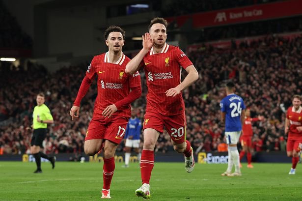 El futbolista Diogo Jota  28 años y su hermano Andre fallecen en un accidente de tráfico en Zamora, España, su auto se salió de la via y se incendió, ambos murieron calcinados. Jugaba en el Liverpool con Luis Diaz en la foto lo vemos levantando la camiseta de Lucho cuando