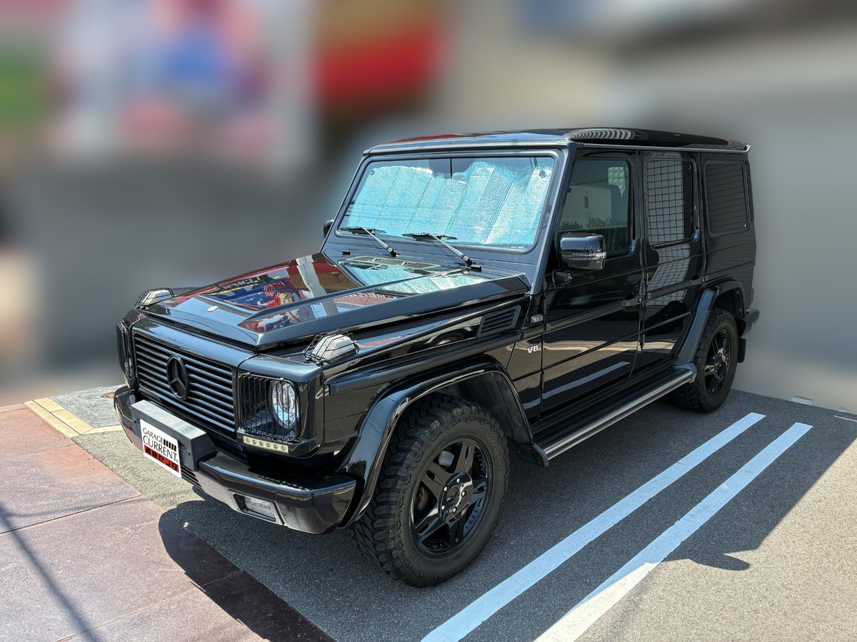 GC__direct's tweet photo. 🚗入庫速報🚗
W463 G500、新車並行・基本ノーマルの良個体が入庫しました。
しかもインテリアはわずか2年しか存在しなかった希少仕様。
この“無骨さを残した最後のゲレンデ”、今こそ手に入れる価値があります。

1990年〜2018年にわたり製造されたW463型ゲレンデ。
それは「高級SUV」という市場を作り出した伝説的モデルです。
現行W465が登場してもなお、その価値と相場は一切ブレず、まるで空冷911のように“クラシックとしての価値”を確立した存在。
 単なる移動手段ではなく、“人生に置いておくべき1台”とすら言える名車です。

【当個体のポイント】
・新車並行車（装備に違いなし）
・基本ノーマル＋軽微な外装カスタム（ミラー・ヘッドライト）
・内装は1999〜2000年の“中期型メーター＋音量付ステアリング”仕様
 → このインテリア仕様は“たった2年”しか存在しません。

無骨さ���上質さが同居する、“最後のゲレンデらしさ”を残す仕様

「Gクラス、いつかは欲しい」そんな想いがあるなら、今がその時かもしれません。
25年経った今、“スペック”より大事なのは状態と履歴、そして存在感。
この個体は大きなモディファイがなく、扱いやすさ・安心感も◎。

迷ったら、もう間に合わない。
ゲレンデはいつの時代も、動きが早い。
気になる方は即行動をおすすめします。
“新しいクルマに飽きた人”こそ、このGに惹かれるはずです。
 今の時代にあえて乗る意味がある、旧インテリア最終型G500。
ぜひその価値、体感してください。

気になった方は今すぐDMを📩

詳細はこちら↓
https://t.co/hSgp29s2iV
#車売ります