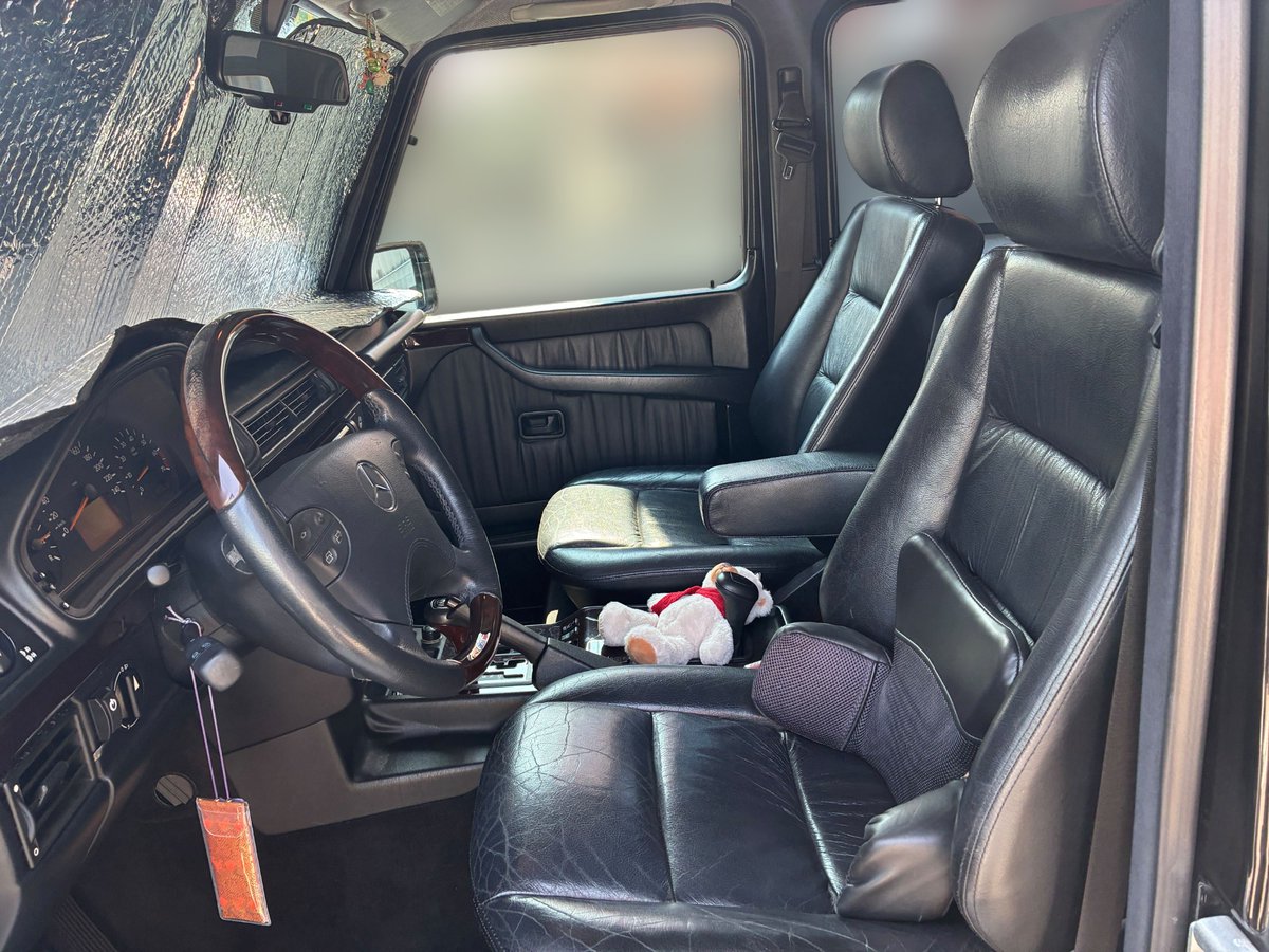 GC__direct's tweet photo. 🚗入庫速報🚗
W463 G500、新車並行・基本ノーマルの良個体が入庫しました。
しかもインテリアはわずか2年しか存在しなかった希少仕様。
この“無骨さを残した最後のゲレンデ”、今こそ手に入れる価値があります。

1990年〜2018年にわたり製造されたW463型ゲレンデ。
それは「高級SUV」という市場を作り出した伝説的モデルです。
現行W465が登場してもなお、その価値と相場は一切ブレず、まるで空冷911のように“クラシックとしての価値”を確立した存在。
 単なる移動手段ではなく、“人生に置いておくべき1台”とすら言える名車です。

【当個体のポイント】
・新車並行車（装備に違いなし）
・基本ノーマル＋軽微な外装カスタム（ミラー・ヘッドライト）
・内装は1999〜2000年の“中期型メーター＋音量付ステアリング”仕様
 → このインテリア仕様は“たった2年”しか存在しません。

無骨さ���上質さが同居する、“最後のゲレンデらしさ”を残す仕様

「Gクラス、いつかは欲しい」そんな想いがあるなら、今がその時かもしれません。
25年経った今、“スペック”より大事なのは状態と履歴、そして存在感。
この個体は大きなモディファイがなく、扱いやすさ・安心感も◎。

迷ったら、もう間に合わない。
ゲレンデはいつの時代も、動きが早い。
気になる方は即行動をおすすめします。
“新しいクルマに飽きた人”こそ、このGに惹かれるはずです。
 今の時代にあえて乗る意味がある、旧インテリア最終型G500。
ぜひその価値、体感してください。

気になった方は今すぐDMを📩

詳細はこちら↓
https://t.co/hSgp29s2iV
#車売ります