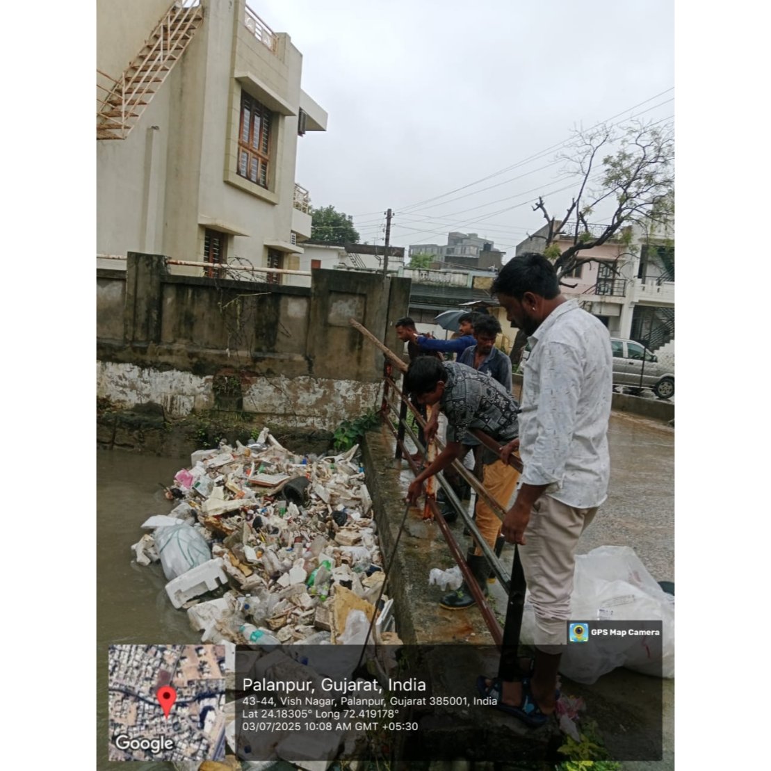 આજરોજ તા.૦૩-૦૭-૨૦૨૫ ના રોજ સફાઈ અપનાવો બીમારી ભગાવો અભિયાન અંતર્ગત નગરપાલિકા વિસ્તારમાં ચાલુ વરસાદ દરમિયાન સફાઈની કામગીરી કરવામાં આવી.

#safaiapnaobimaaribhagao #SwachhSurvekshan2025
#swachhtharad