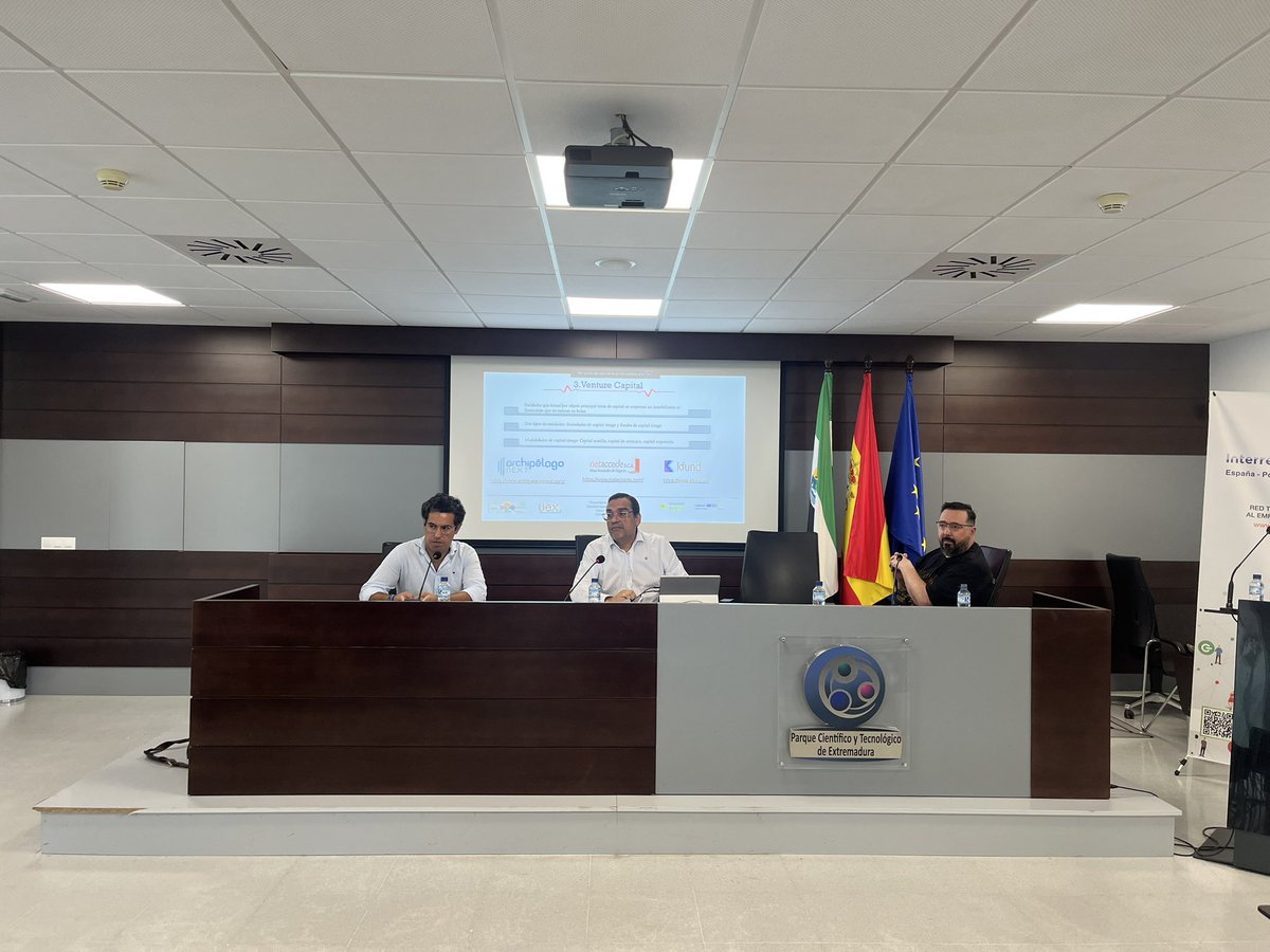 jafolgadof's tweet photo. Segunda Jornada Curso Verano. Mesa Redonda: “Empresas transfronterizas: Riesgos y estrategias”. ￼ ￼Gracias a 
Dr.Jorge Mariño (Universidad de Extremadura).
D. Ángel Sánchez. (https://t.co/DICecHA2FA) y D. Rodrigo Tendeiro (CEO de Logialent Iberia) https://t.co/42hlafSuxJ
