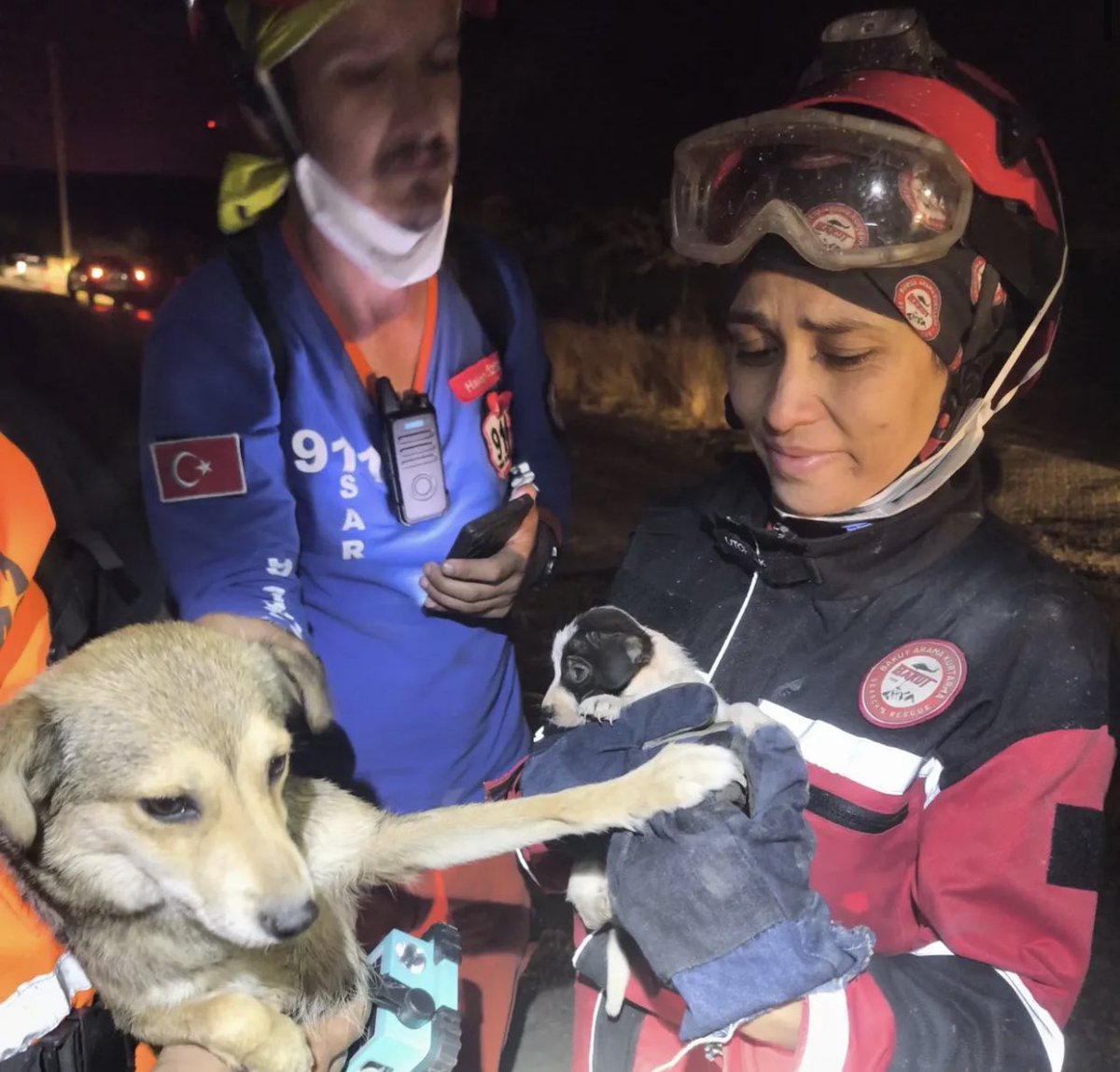 Bu insanların yüzlerini ezberleyin unutmayın iyi ile kötünün savaşındaki İYİ insanlar onlar . Birileri can kaybı yok derken onlar canı pasına hayat kurtarıyordu 

 #izmiryanıyor