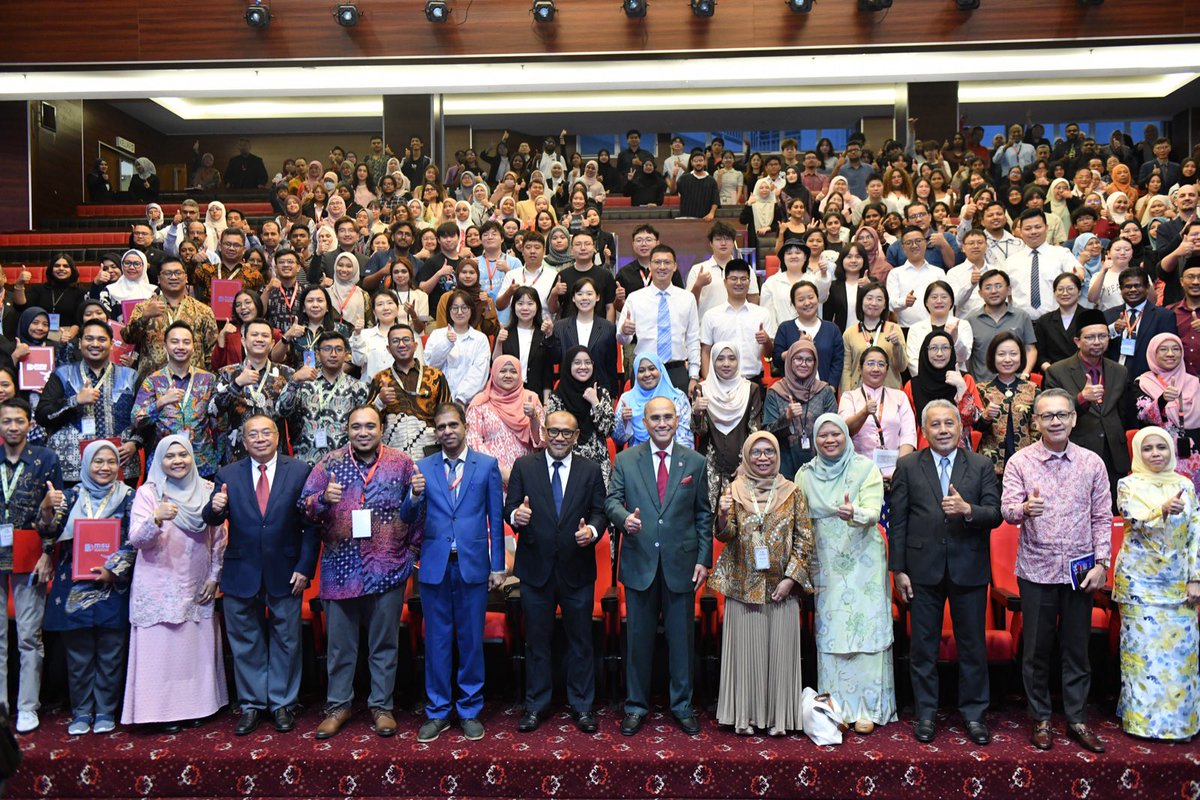 MohdShukriYajid's tweet photo. Congratulations on the successful MoU exchange between MSU and 15 institutions under Asosiasi Pendidikan Diploma Farmasi Indonesia (APDFI) A great step forward in strengthening international academic collaboration and advancing pharmacy education. Moving stronger together #iMPaCHS24