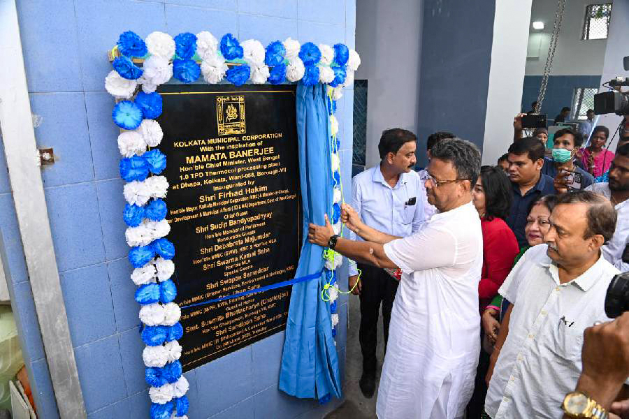 TrashConLabs's tweet image. A first-of-its-kind model where the govt no longer needs to burn taxpayers’ money to manage waste.

Inaugurated by Hon. Minister of Municipal Administration &amp;amp; Mayor of Calcutta, we launched a 100 TPD automated facility to recover &amp;amp; recycle what once went to landfills.