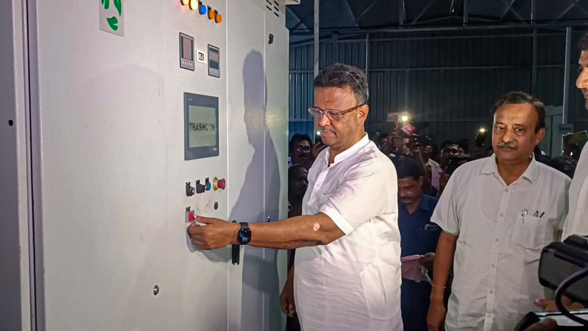 TrashConLabs's tweet image. A first-of-its-kind model where the govt no longer needs to burn taxpayers’ money to manage waste.

Inaugurated by Hon. Minister of Municipal Administration &amp;amp; Mayor of Calcutta, we launched a 100 TPD automated facility to recover &amp;amp; recycle what once went to landfills.