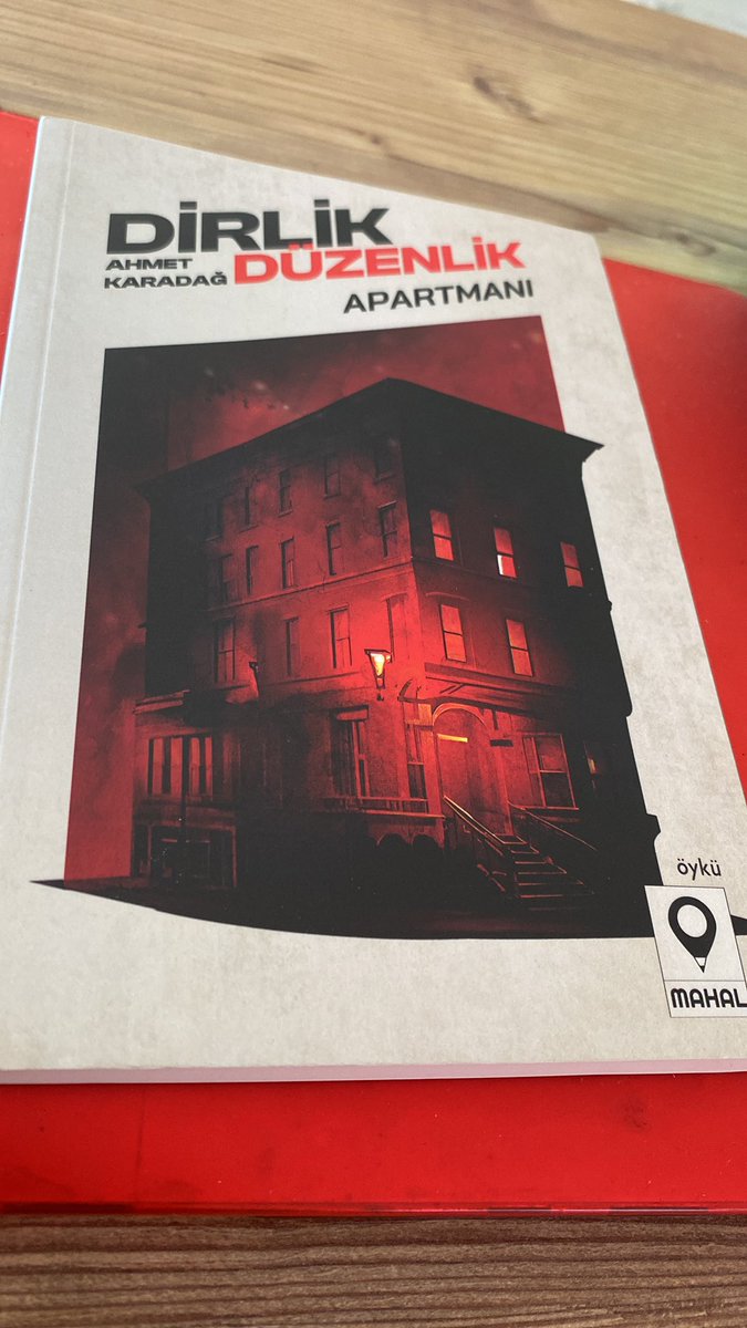 joyfirth's tweet image. Bütün öyküler o kadar ustaca kurgulanmış ki bitince hem bir tamamlanmışlık hem de keşke devamı olsa hissi oluşuyor. 
Prelude ve coda gibi müzik terimleriyle de anlamlı bir bütünlüğü taçlandırmış yazar. Ruhu olan nadir metinlerden. Roman tadında, çok sevdim💫@ahmetkaradag_06