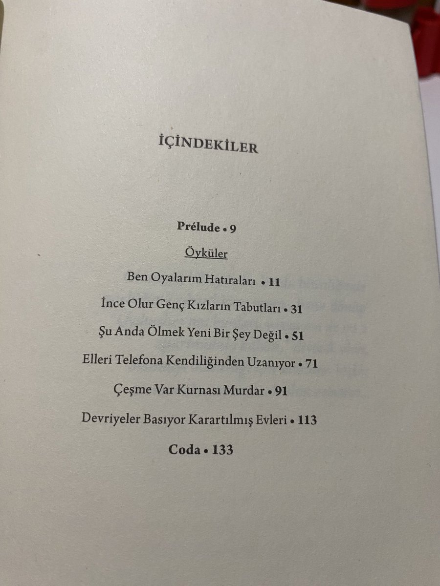 joyfirth's tweet image. Bütün öyküler o kadar ustaca kurgulanmış ki bitince hem bir tamamlanmışlık hem de keşke devamı olsa hissi oluşuyor. 
Prelude ve coda gibi müzik terimleriyle de anlamlı bir bütünlüğü taçlandırmış yazar. Ruhu olan nadir metinlerden. Roman tadında, çok sevdim💫@ahmetkaradag_06