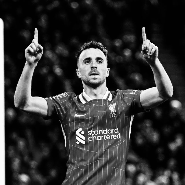 LFCTransferRoom's tweet photo. 𝗕𝗥𝗘𝗔𝗞𝗜𝗡𝗚: Some terrible news to report Liverpool and Portugal star Diogo Jota has reportedly died in a Car Accident in Spain, according to reports in Spain. Also in the car was his brother Andre. 

Everyone here at LFCTR would like to share our deepest sympathies with Jota’s Family and Friends. 

RIP Diogo forever a Red ❤️
